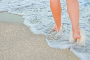 Yazın doğada deniz izleri olan şık, güzel bacaklar.
