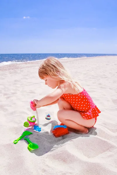 Счастливая Девочка Море Летом Природе — стоковое фото