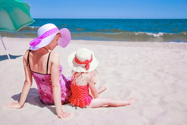 Glückliche Mutter Mit Baby Meer Sommer Der Natur — Stockfoto