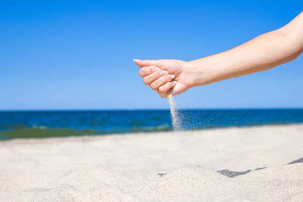 Elegantes Belas Mãos Sypyat Areia Mar Verão Natureza — Fotografia de Stock