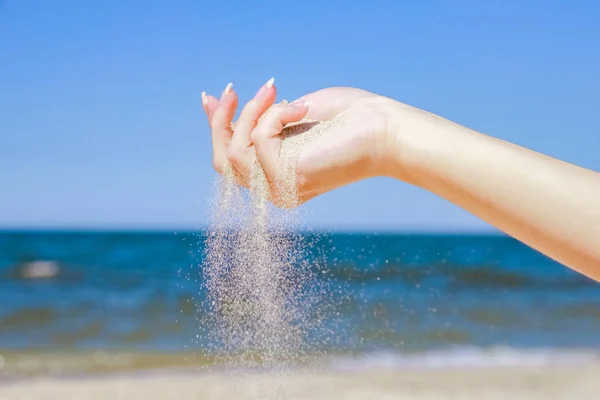 Elegantes Belas Mãos Sypyat Areia Mar Verão Natureza — Fotografia de Stock