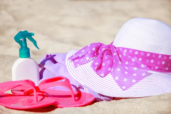 Hermoso Sombrero Elegante Con Zapatillas Junto Mar Verano Naturaleza — Foto de Stock