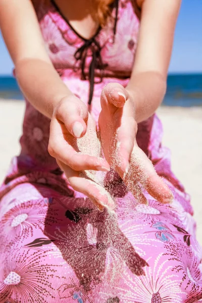 Stilvolle Schöne Hände Sypyat Sand Meer Sommer Auf Die Natur — Stockfoto