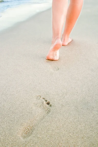 时尚的美腿 夏天有大海的痕迹 — 图库照片