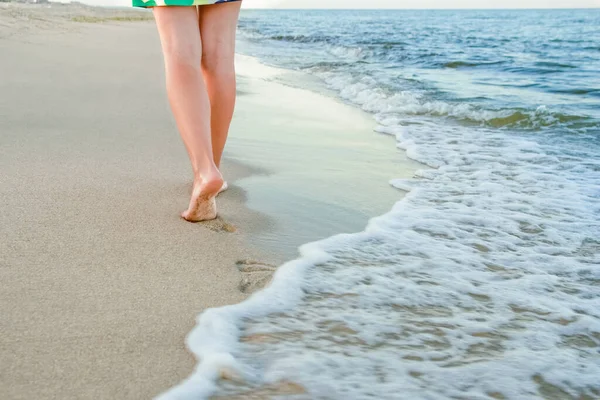 Stylové Krásné Nohy Stopami Moře Létě Přírodě — Stock fotografie