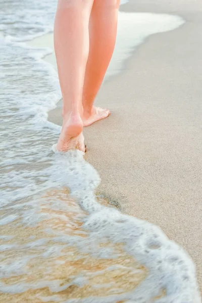 自然の中で夏に海の痕跡を持つスタイリッシュな美しい足 — ストック写真