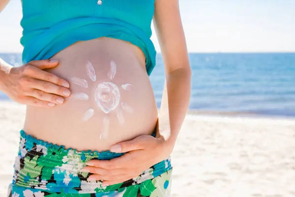 Glad Vacker Gravid Kvinna Havet Sommaren Naturen — Stockfoto