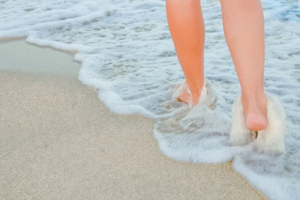 Stylowe Piękne Nogi Śladami Morza Lecie Łonie Natury — Zdjęcie stockowe