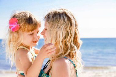 Mutlu anne baba ve bebek doğada yazın denizde.