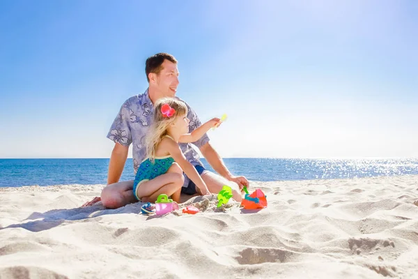 Glückliche Eltern Papa Spielen Auf Dem Meer Mit Dem Kind — Stockfoto
