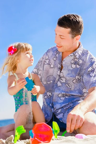 夏の自然の中で子供と海で遊んでいる幸せな親のお父さん — ストック写真