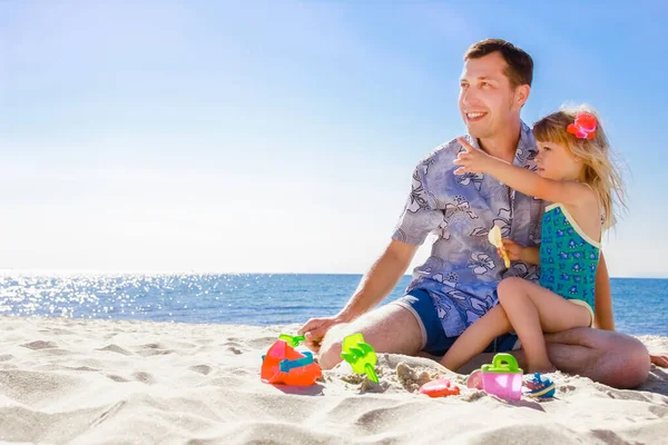 Счастливые Родители Папа Играть Море Ребенком Природе Летом — стоковое фото