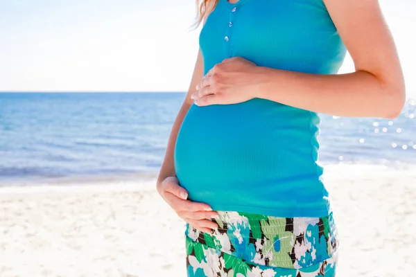 Feliz Hermosa Mujer Embarazada Mar Verano Naturaleza —  Fotos de Stock