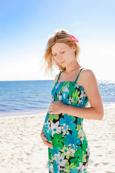 Feliz Hermosa Mujer Embarazada Mar Verano Naturaleza — Foto de Stock