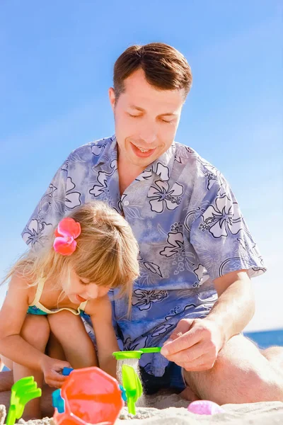 Pai Feliz Pai Brincando Mar Com Criança Sobre Natureza Verão — Fotografia de Stock