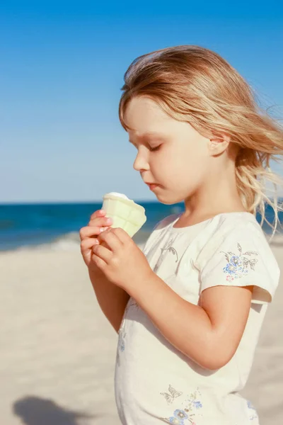 Boldog Gyermek Strandon Közel Medence Szabadban Eszik Fagylaltot Nyári Parkban — Stock Fotó