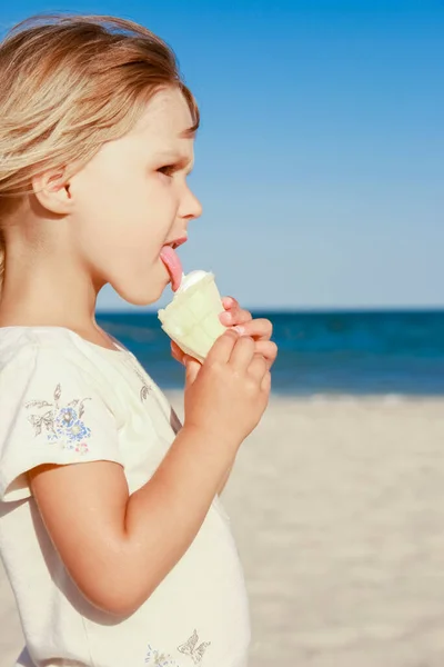 Χαρούμενο Παιδί Στην Παραλία Κοντά Στην Εξωτερική Πισίνα Τρώγοντας Παγωτό — Φωτογραφία Αρχείου