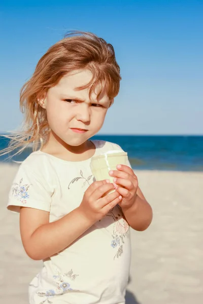 Χαρούμενο Παιδί Στην Παραλία Κοντά Στην Εξωτερική Πισίνα Τρώγοντας Παγωτό — Φωτογραφία Αρχείου
