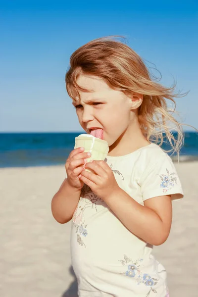 Bambino Felice Sulla Spiaggia Vicino Alla Piscina All Aperto Mangiare — Foto Stock
