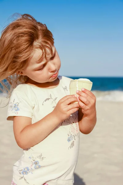 Criança Feliz Praia Perto Piscina Livre Comer Sorvete Parque Verão — Fotografia de Stock