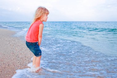 Mutlu kız bebek denizde Yazın doğada