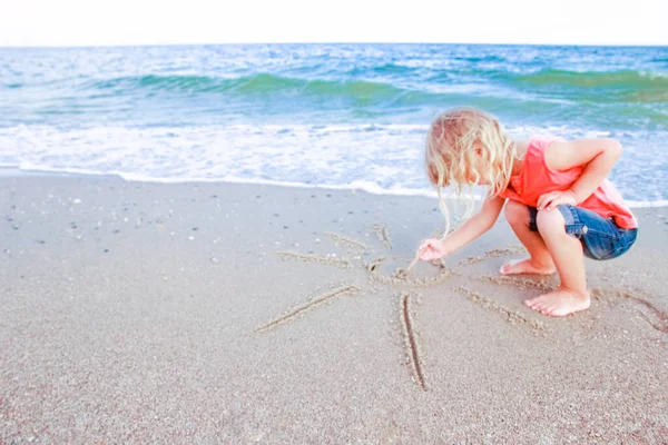Šťastné Dítě Kreslit Obrázky Písku Moře Létě Přírodu — Stock fotografie