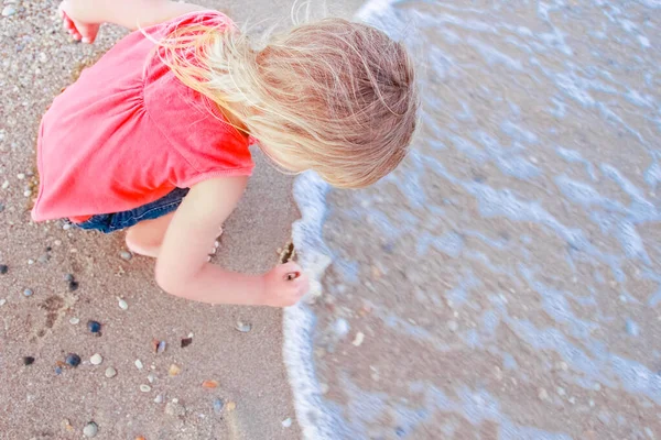 Anak Yang Bahagia Menggambar Pasir Laut Pada Musim Panas Alam — Stok Foto