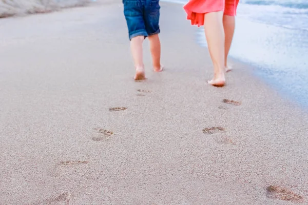 Glückliche Eltern Mit Baby Sind Spuren Sand Des Meeres — Stockfoto