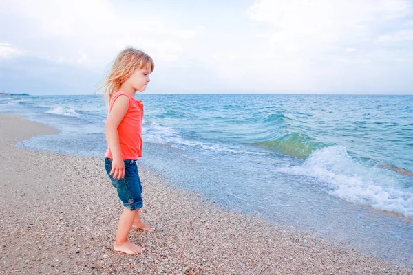 Счастливая Девочка Море Летом Природе — стоковое фото
