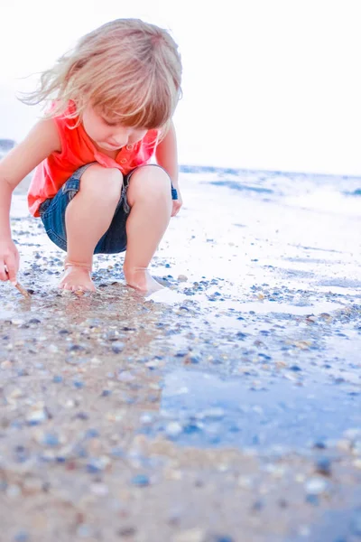 Mutlu Çocuk Yazın Doğada Denizin Kumlarına Resim Çizer — Stok fotoğraf
