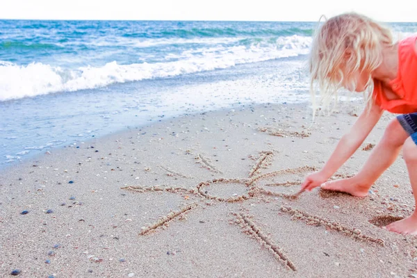 Ευτυχισμένο Παιδί Ζωγραφίζει Στην Άμμο Της Θάλασσας Καλοκαίρι Στη Φύση — Φωτογραφία Αρχείου