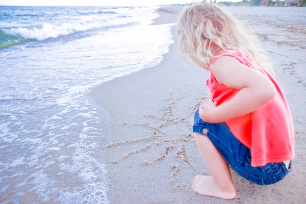 Ευτυχισμένο Παιδί Ζωγραφίζει Στην Άμμο Της Θάλασσας Καλοκαίρι Στη Φύση — Φωτογραφία Αρχείου