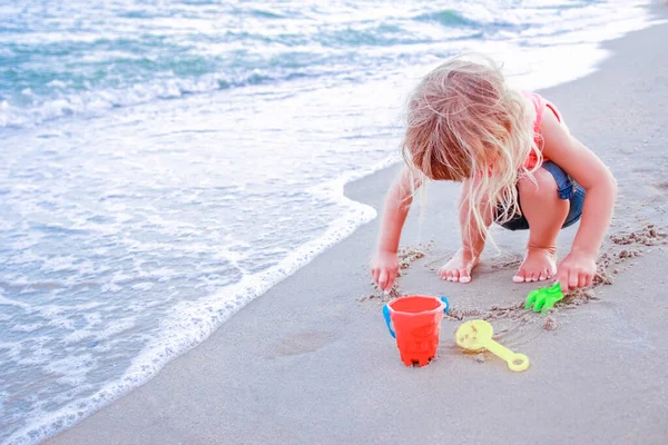 Szczęśliwe Dziecko Rysować Obrazy Piasku Morza Lecie Łonie Natury — Zdjęcie stockowe