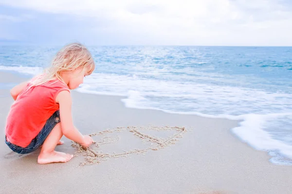 Copil Fericit Desena Imagini Nisipul Mării Timpul Verii Natura — Fotografie, imagine de stoc
