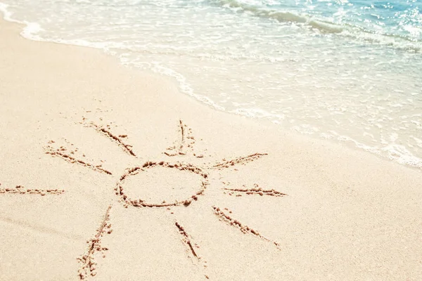 自然の夏に海の砂の上の美しい図面碑文 — ストック写真