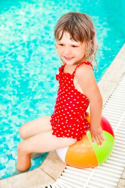 Mutlu çocuk sahilde, yüzme havuzunun yanında yaz parkında.
