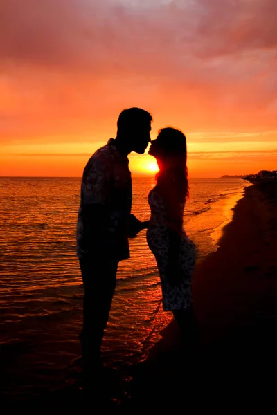 Silhuett Ett Lyckligt Par Vid Soluppgången Sommaren Natur — Stockfoto