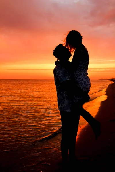 Silhouette Couple Heureux Lever Soleil Sur Nature Estivale — Photo