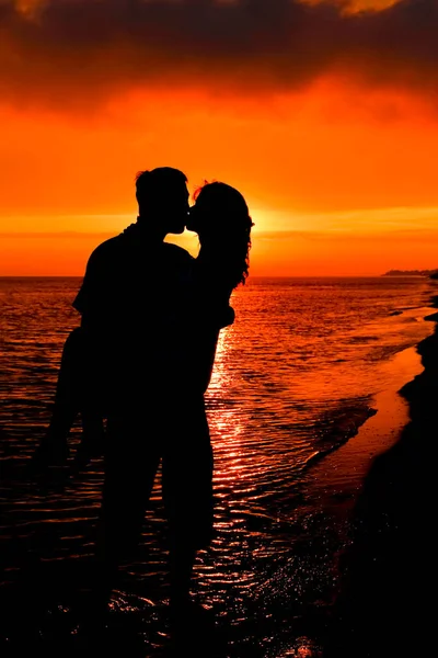 Silhouette Eines Glücklichen Paares Bei Sonnenaufgang Der Sommerlichen Natur — Stockfoto