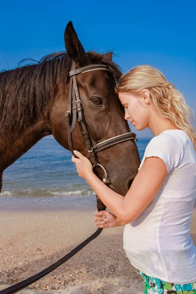 Счастливая Беременная Женщина Лошадью Пляже Летом Природе — стоковое фото