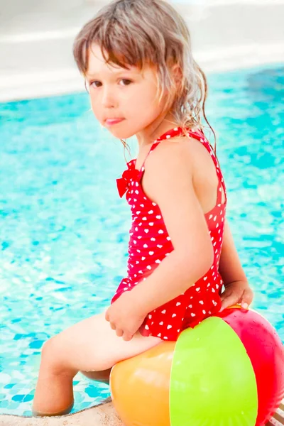 Gelukkig Kind Het Strand Buurt Van Het Zwembad Buiten Zomerpark — Stockfoto