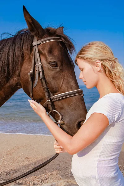 Glückliche Schwangere Frau Mit Pferd Strand Sommer Der Natur — Stockfoto