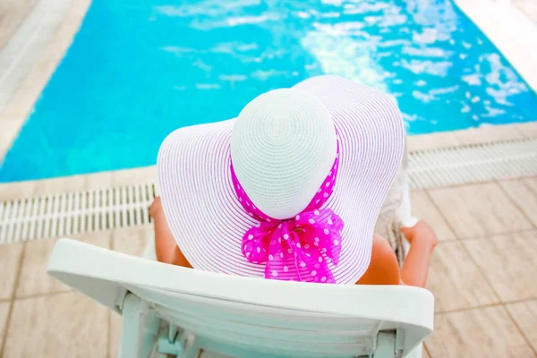 Happy Beautiful Pregnant Woman Sun Lounger Swimming Pool Park Nature — Stock Photo, Image