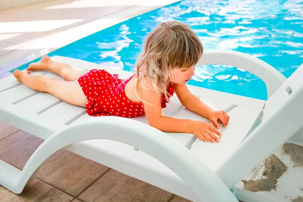 Gelukkig Kind Een Ligstoel Bij Het Zwembad Zomer Het Park — Stockfoto