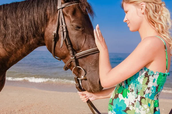 Mulher Grávida Feliz Com Cavalo Praia Verão Natureza — Fotografia de Stock