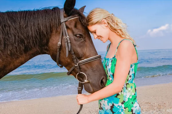 Glückliche Schwangere Frau Mit Pferd Strand Sommer Der Natur — Stockfoto