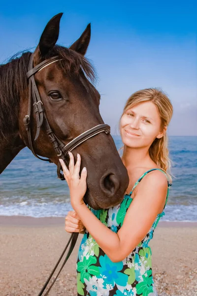 Šťastná Těhotná Žena Koněm Pláži Létě Přírodě — Stock fotografie