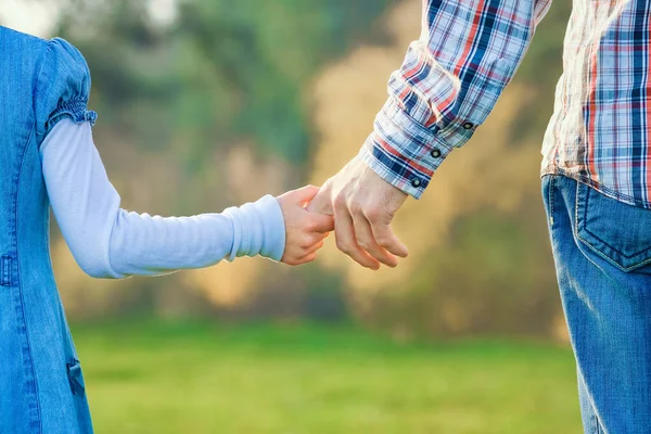 Schöne Hände Von Eltern Und Kind Freien Park — Stockfoto