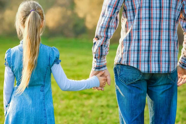 Belas Mãos Pais Filhos Livre Parque — Fotografia de Stock