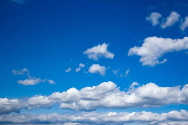 きれいな空気の中で自然の中で美しい空の雲 — ストック写真
